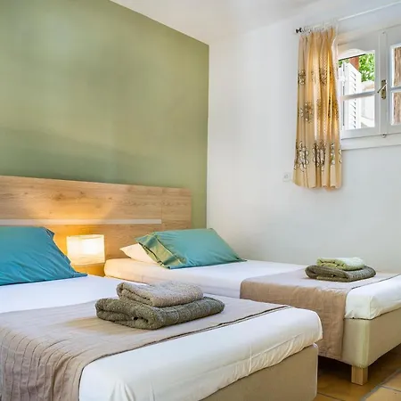 Bee's Knees Retreat * Pesádha