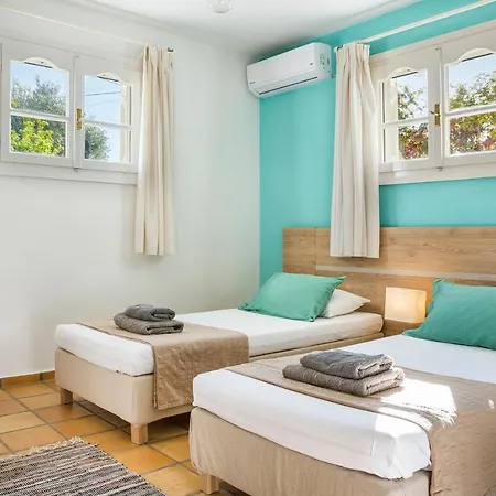 Bee's Knees Retreat Pesádha